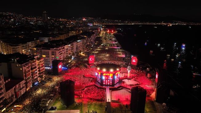 İzmir’de kurtuluş günü coşkusu: Tarkan konserine yüz binlerce insan akın etti